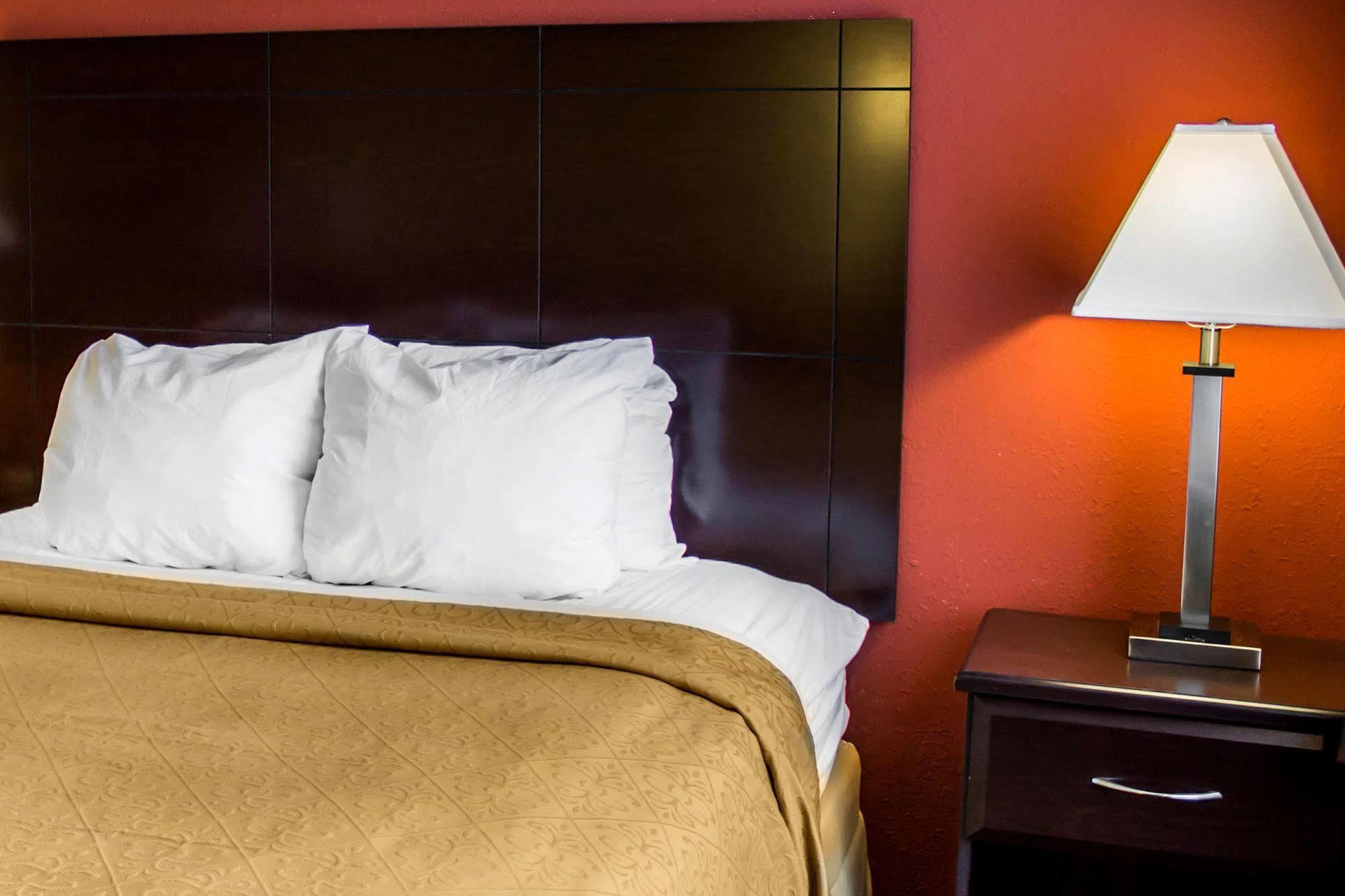 Quality Inn Brunswick Cleveland South Bagian luar foto